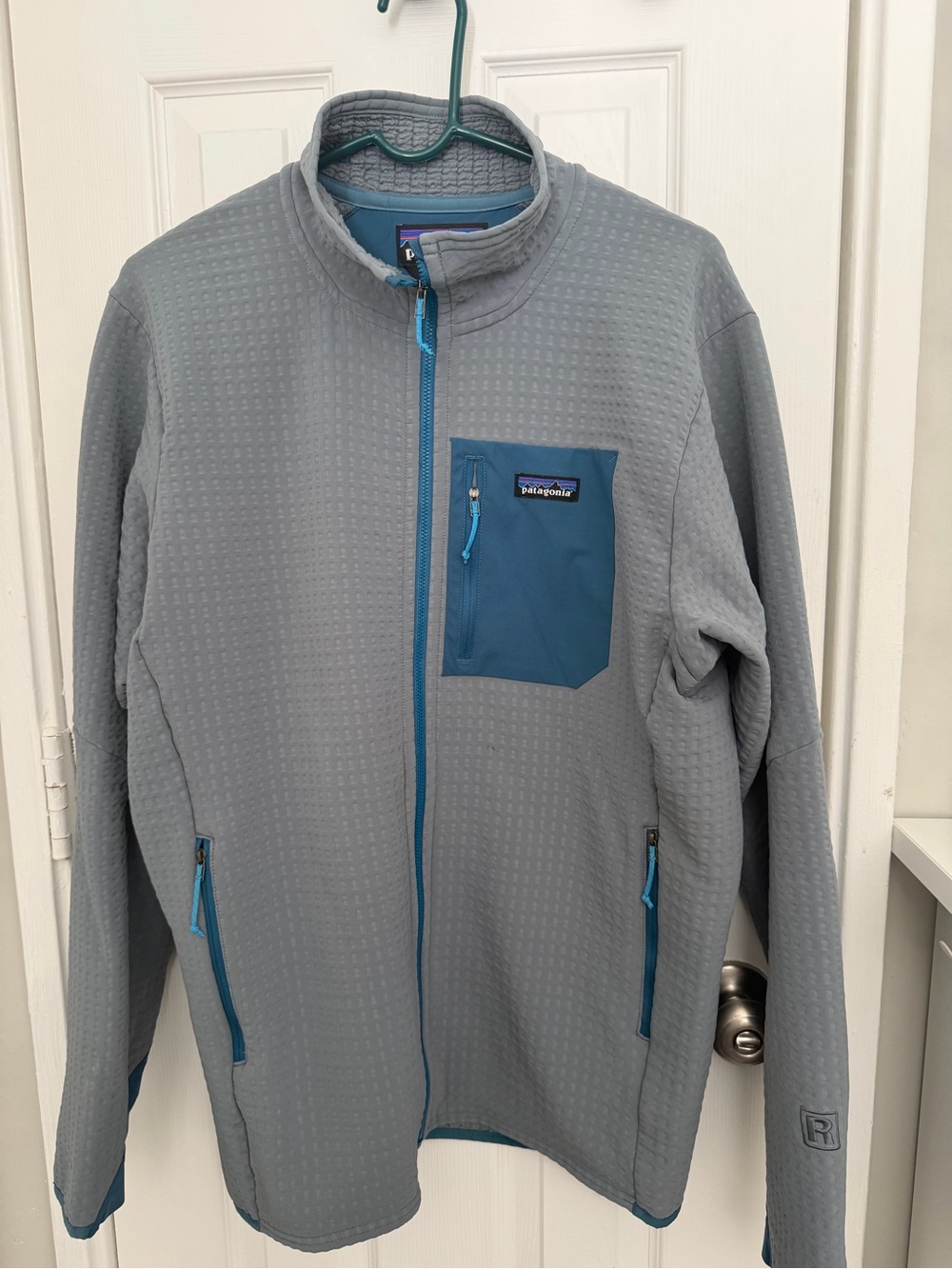 Patagonia Men's Light Gray Jacket with Blue Accents